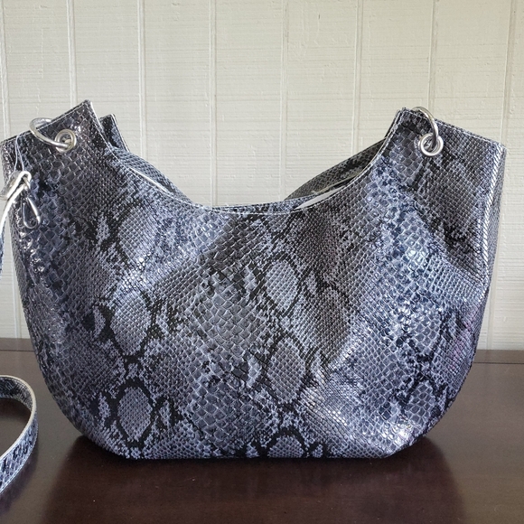 Women's gray and black faux snakeskin hobo Style bag with extra strap - Picture 4 of 13
